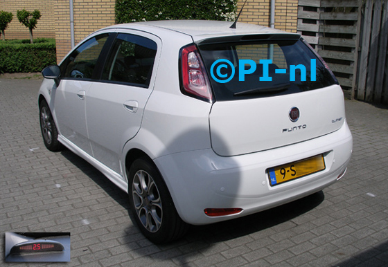 Parkeersensoren ingebouwd door PI-nl in een Fiat Punto TwinAir uit 2013. De display (set A 2015) werd linksvoor bij de a-stijl gemonteerd.