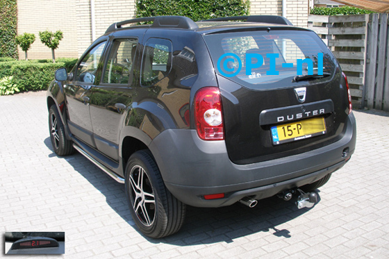 Parkeersensoren ingebouwd door PI-nl in een Dacia Duster uit 2011. De display (set A 2015) werd linksvoor bij de a-stijl gemonteerd.