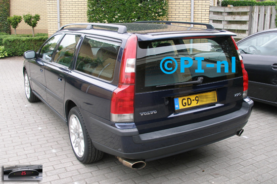 Parkeersensoren ingebouwd door PI-nl in een Volvo V70 2.4T uit 2000. De display (set A 2015) werd linksvoor bij de a-stijl gemonteerd.
