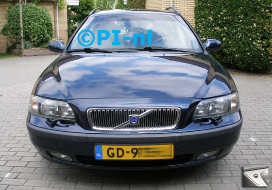Parkeersensoren ingebouwd door PI-nl in de voorbumper van een Volvo V70 2.4T uit 2000. De pieper (set E 2015) werd verstopt. De mini-button van de timer-switch werd in de middenconsole gemonteerd.