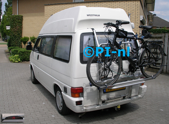 Parkeersensoren ingebouwd door PI-nl in een Volkswagen Transporter T4 Westfalia camper uit 1995. De display (set A 2015) werd linksvoor op het dashboard gemonteerd.