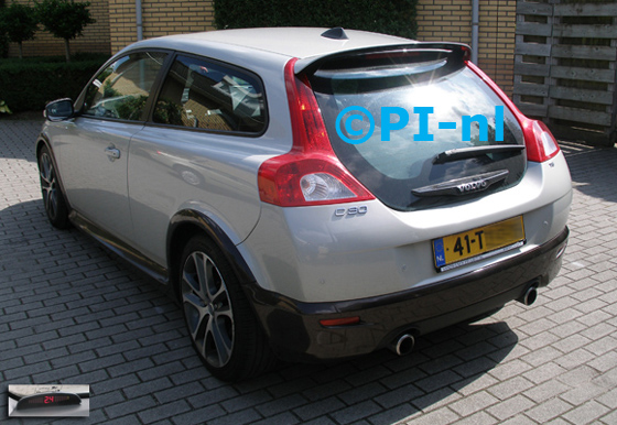 Parkeersensoren ingebouwd door PI-nl in een Volvo C30 uit 2007. De display (set A 2015) werd linksvoor bij de a-stijl gemonteerd.