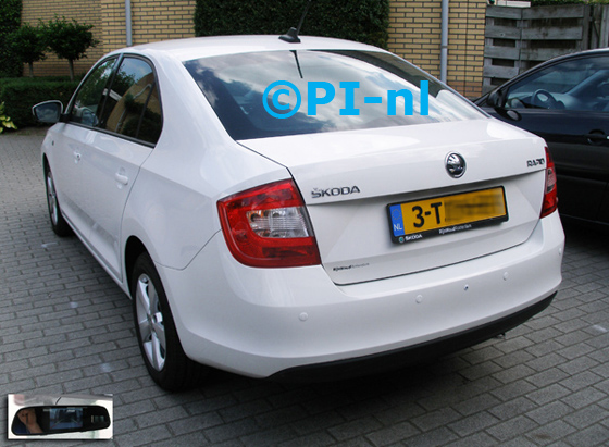 Parkeersensoren ingebouwd door PI-nl in een Skoda Rapid hatchback met canbus uit 2014. De spiegeldisplay (set D 2015) is van de set met camera en sensoren.