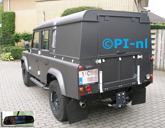 Parkeersensoren ingebouwd door PI-nl in een Landrover Defender (nieuw) uit 2015. De spiegeldisplay (set D 2015) is van de set met camera en sensoren. De eigenaar had de gaten vooraf op maat laten boren.