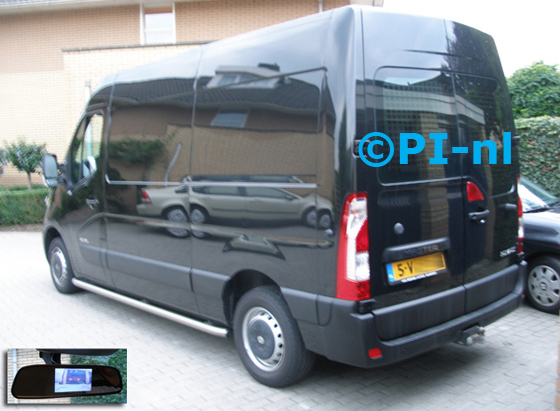 Parkeersensoren ingebouwd door PI-nl in een Renault Master uit 2011. De spiegeldisplay (set D 2015) is van de set met camera en sensoren.