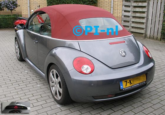 Parkeersensoren ingebouwd door PI-nl in een Volkswagen New Beetle Cabrio uit 2006. De display (set A 2015) werd linksvoor bij de a-stijl gemonteerd.