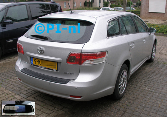 Parkeersensoren ingebouwd door PI-nl in een Toyota Avensis Wagon van 2011. De spiegeldisplay (set D 2015) is van de set met camera en sensoren.