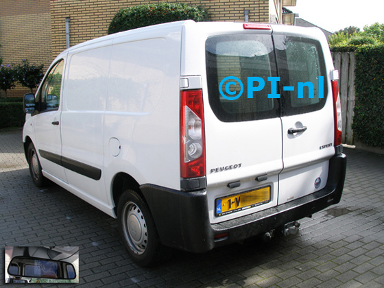 Parkeersensoren ingebouwd door PI-nl in een Peugeot Expert uit 2009. De spiegeldisplay (set D 2015) is van de set met camera en sensoren.