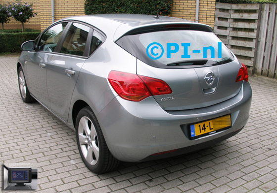Parkeersensoren ingebouwd door PI-nl in een Opel Astra Cosmo uit 2010. De display (set B 2015) werd linksvoor bij de a-stijl gemonteerd. De sensoren zijn in standaard metaal-grijs.