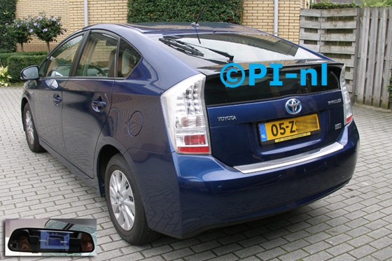 Parkeersensoren ingebouwd door PI-nl in een Toyota Prius uit 2013. De spiegel-display (set D 2015) is van de set met camera en sensoren.