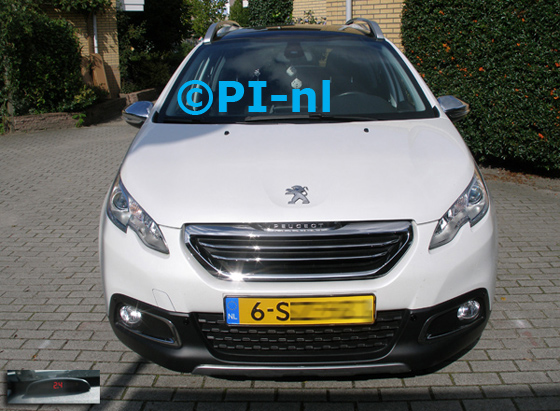 Parkeersensoren ingebouwd door PI-nl in de voorbumper van een Peugeot 2008 uit 2014. De display (set A 2015) werd linksvoor bij de a-stijl gemonteerd.