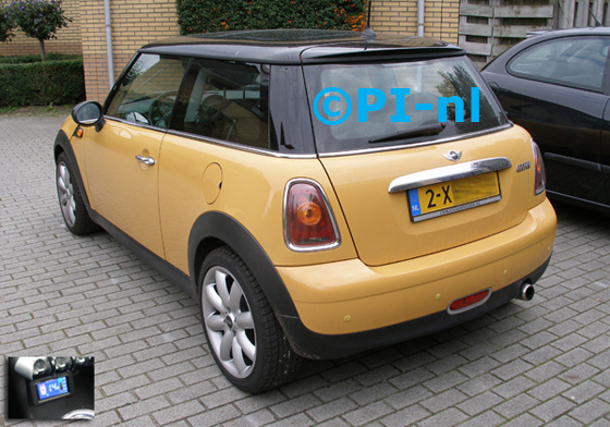 Parkeersensoren ingebouwd door PI-nl in een Mini Cooper uit 2009. De display (set B 2015) werd in de middenconsole gemonteerd.