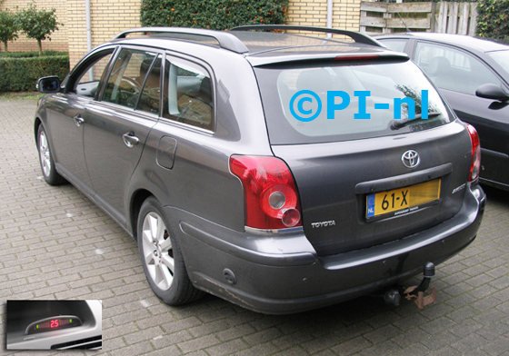 Parkeersensoren ingebouwd door PI-nl in een Toyota Avensis Wagon uit 2007. De display (set A 2015) werd in het bergvak bovenin het dashboard gemonteerd.