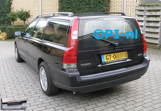 Parkeersensoren ingebouwd door PI-nl in een Volvo V70 uit 2001. De display (set A 2015) werd linksvoor bij de a-stijl gemonteerd.