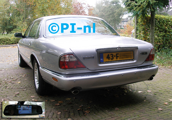 Parkeersensoren ingebouwd door PI-nl in een Jaguar XJ Daimler uit 2000. De spiegeldisplay (set D 2015) is van de set met camera en sensoren.