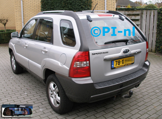 Parkeersensoren ingebouwd door PI-nl in een Kia Sportage uit 2007. De spiegeldisplay (set D 2015) is van de set met camera en sensoren.