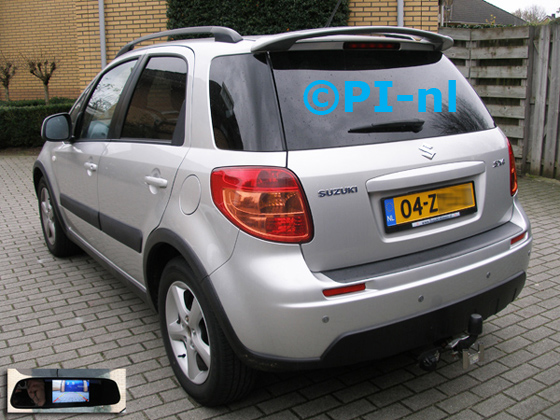 Parkeersensoren ingebouwd door PI-nl in een Suzuki SX4 uit 2008. De spiegeldisplay (set D 2015) is van de set met camera en sensoren.
