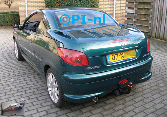 Parkeersensoren ingebouwd door PI-nl in een Peugeot 206 CC uit 2004. De display (set A 2015) werd linksvoor bij de a-stijl gemonteerd.