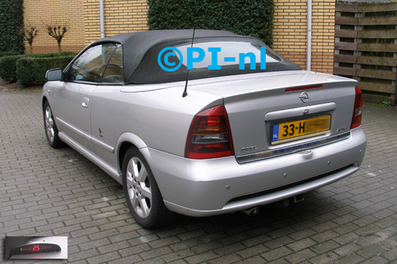 Parkeersensoren ingebouwd door PI-nl in een Opel Astra 1.8 Cabriolet uit 2002. De display (set A 2015) werd linksvoor bij de a-stijl gemonteerd.