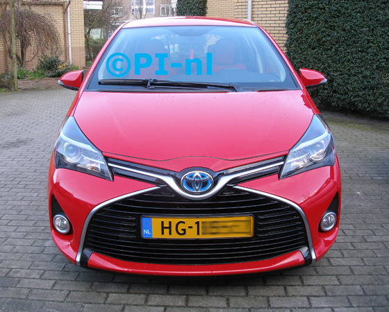 Parkeersensoren ingebouwd door PI-nl in de voorbumper van een Toyota Yaris Hybrid uit 2015. De pieper (set E 2016) werd verstopt.