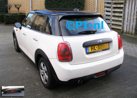 Parkeersensoren ingebouwd door PI-nl in een Mini One (nieuw) uit 2016 met canbus. De display (set A 2016) werd linksvoor bij de a-stijl gemonteerd.