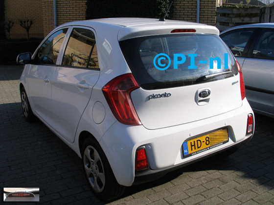 Parkeersensoren ingebouwd door PI-nl in een Kia Picanto Comfortline uit 2016. De display (set A 2016 met standaard witte sensoren) werd linksvoor bij de a-stijl gemonteerd.