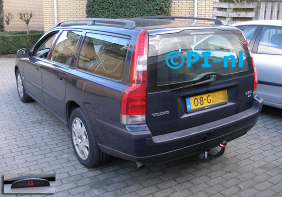 Parkeersensoren ingebouwd door PI-nl in een Volvo V70 uit 2001. De display (set A 2016) werd linksvoor bij de a-stijl gemonteerd.
