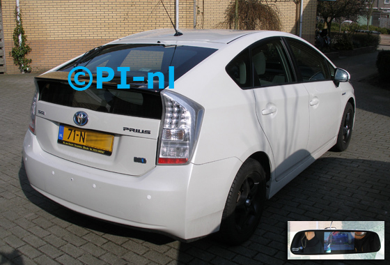 Parkeersensoren ingebouwd door PI-nl in een Toyota Prius uit 2011. De spiegel-display (set D 2016) is van de set met camera en sensoren. De sensoren zijn standaard-wit.