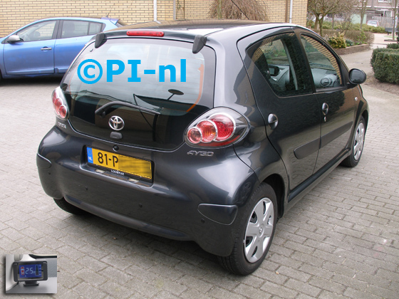 Parkeersensoren ingebouwd door PI-nl in een Toyota Aygo uit 2011. De display (set B 2016) werd linksvoor bij de a-stijl gemonteerd. De sensoren werden op verzoek niet gespoten.