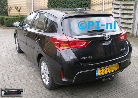 Parkeersensoren ingebouwd door PI-nl in een Toyota Auris uit 2015. De display (set A 2016) werd linksvoor bij de a-stijl gemonteerd.