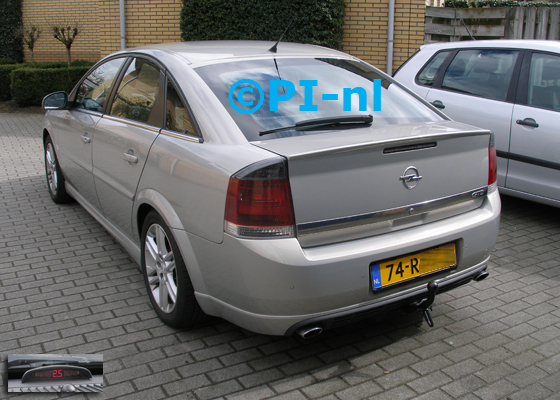 OEM-parkeersensoren ingebouwd door PI-nl in een Opel Vectra GTS uit 2005. De display (set H 2016) werd midden op het dashboard gemonteerd.