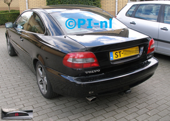 OEM-parkeersensoren ingebouwd door PI-nl in een Volvo C70 T5 uit 1998. De display (set H 2016) werd linksvoor bij de a-stijl gemonteerd.