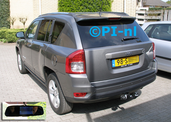 Parkeersensoren ingebouwd door PI-nl in een (Chrysler) Jeep Compass uit 2011. De spiegeldisplay (set D 2016) is van de set met camera en sensoren.