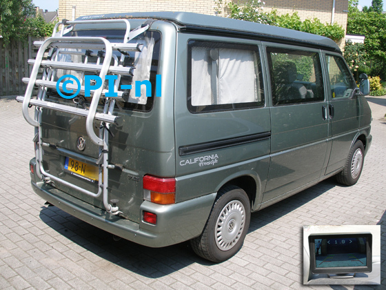 Parkeersensoren ingebouwd door PI-nl in een Volkswagen Transporter T4 California Freestyle (camper) uit 2004. De monitor (set D 2016) werd linksvoor bij de a-stijl gemonteerd en is van de set met camera en sensoren.