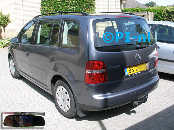 OEM-parkeersensoren ingebouwd door PI-nl in een Volkswagen Touran TDI met canbus uit 2006. De spiegeldisplay (set I 2016) is van de set met camera en sensoren.
