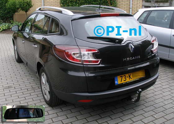 Parkeersensoren ingebouwd door PI-nl in een Renault Megane Estate uit 2010. De spiegeldisplay (set D 2016) is van de set met camera en sensoren.