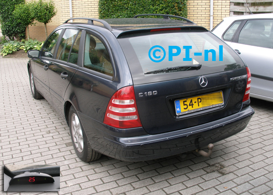 Parkeersensoren ingebouwd door PI-nl in een Mercedes-Benz C180 Combi uit 2004. De display (set A 2016) werd linksvoor bij de a-stijl gemonteerd.