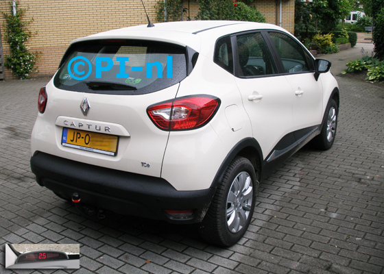 Parkeersensoren ingebouwd door PI-nl in een Renault Captur (nieuw) uit 2016. De display (set A 2016) werd linksvoor bij de a-stijl gemonteerd.