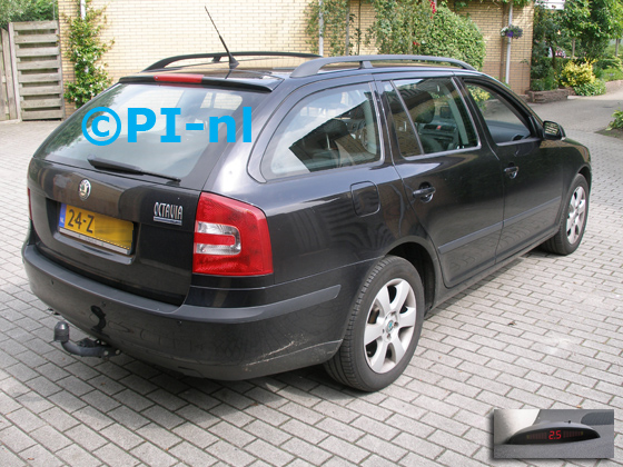 Parkeersensoren ingebouwd door PI-nl in een Skoda Octavia Combi 1.9 TDI Elegance met canbus-systeem uit 2008. De display (set A 2016) werd linksvoor bij de a-stijl gemonteerd.