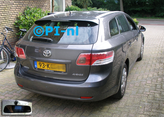 OEM-parkeersensoren ingebouwd door PI-nl in een Toyota Avensis Wagon van 2009. De spiegeldisplay (set I 2016) is van de set met camera en sensoren.