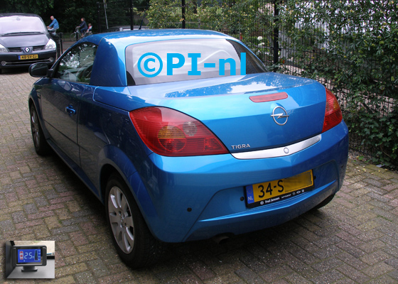 Parkeersensoren ingebouwd door PI-nl in een Opel Tigra Twintop uit 2006. De display (set B1 2016) werd linksvoor bij de a-stijl geplaatst.