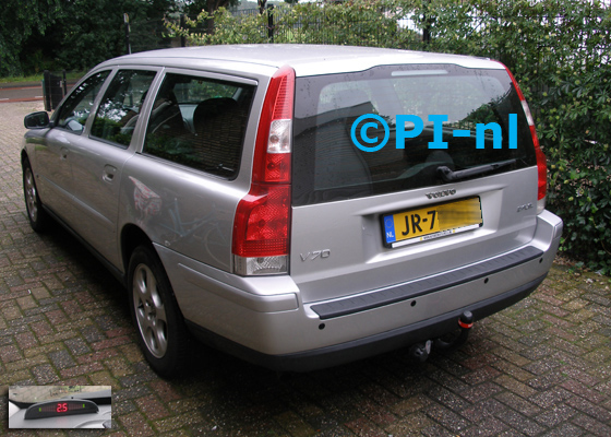 Parkeersensoren ingebouwd door PI-nl in een Volvo V70 uit 2005. De display (set A 2016) werd linksvoor bij de a-stijl gemonteerd.