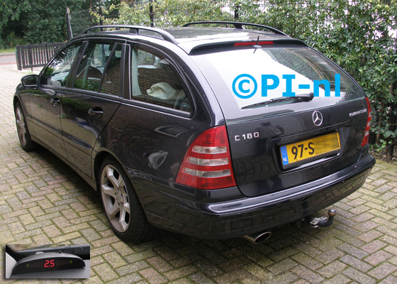 Parkeersensoren ingebouwd door PI-nl in een Mercedes-Benz C180 Combi uit 2006. De display (set A 2016) werd linksvoor bij de a-stijl gemonteerd.