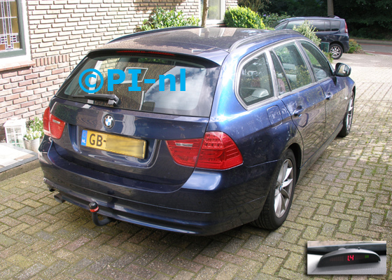 OEM-parkeersensoren ingebouwd door PI-nl in een BMW 316D Touring uit 2011. De display (set H 2016) werd linksvoor bij de a-stijl gemonteerd.