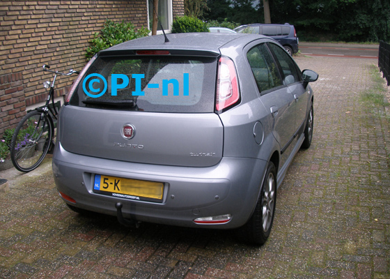 Parkeersensoren ingebouwd door PI-nl in een Fiat Punto TwinAir uit 2013. De pieper (set E 2016) werd verstopt.