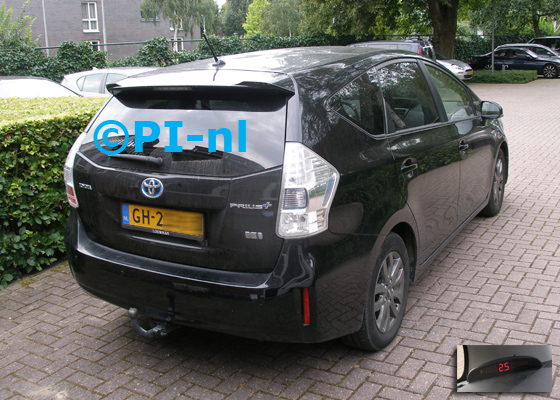 Parkeersensoren ingebouwd door PI-nl in een Toyota Prius Wagon uit 2015. De display (set A 2016) werd linksvoor voor de a-stijl gemonteerd.