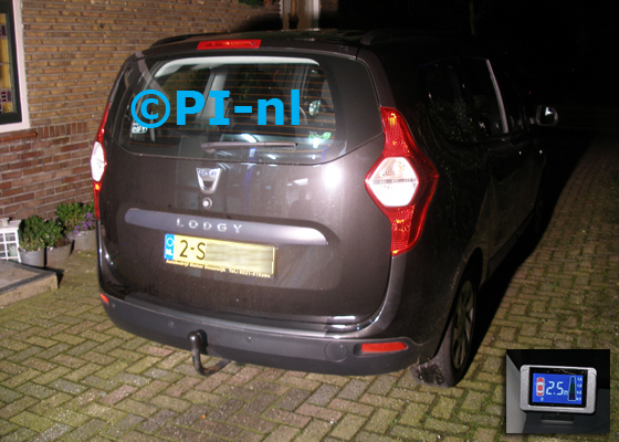 Parkeersensoren (set B1 2016) ingebouwd door PI-nl in een Dacia Lodgy MPV uit 2013. De display werd linksvoor bij de a-stijl gemonteerd.