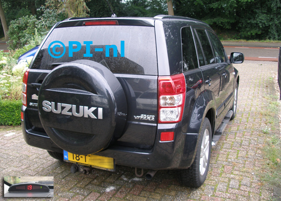 Parkeersensoren ingebouwd door PI-nl in een Suzuki Grand Vitara uit 2007. De display (set A 2016) werd linksvoor bij de a-stijl gemonteerd.