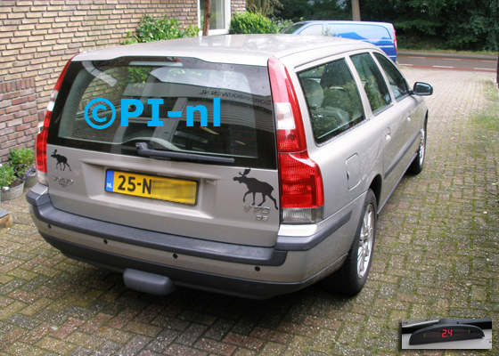 Parkeersensoren ingebouwd door PI-nl in een Volvo V70 uit 2004. De display (set A 2016) werd linksvoor bij de a-stijl gemonteerd.