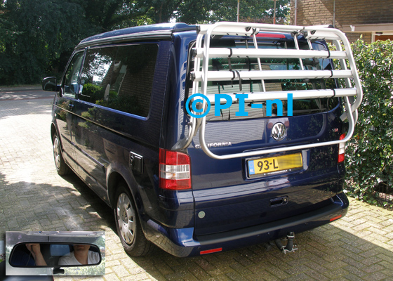 Parkeersensoren ingebouwd door PI-nl in een Volkswagen California (T5) camper uit 2009. De spiegeldisplay (set D 2016) is van de set met camera en sensoren.